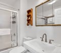 Main Cottage: Full bathroom.