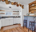 Main Cottage: Kitchen and breakfast bar.