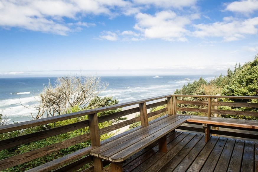 View of the Pacific Ocean from the deck at Falcon's Nest!