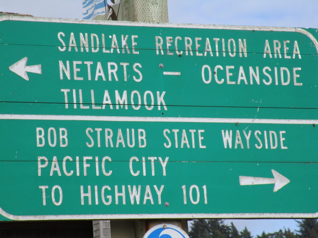 A highway directional sign in the State of Oregon pointing to the different popular famous places to drive to.
